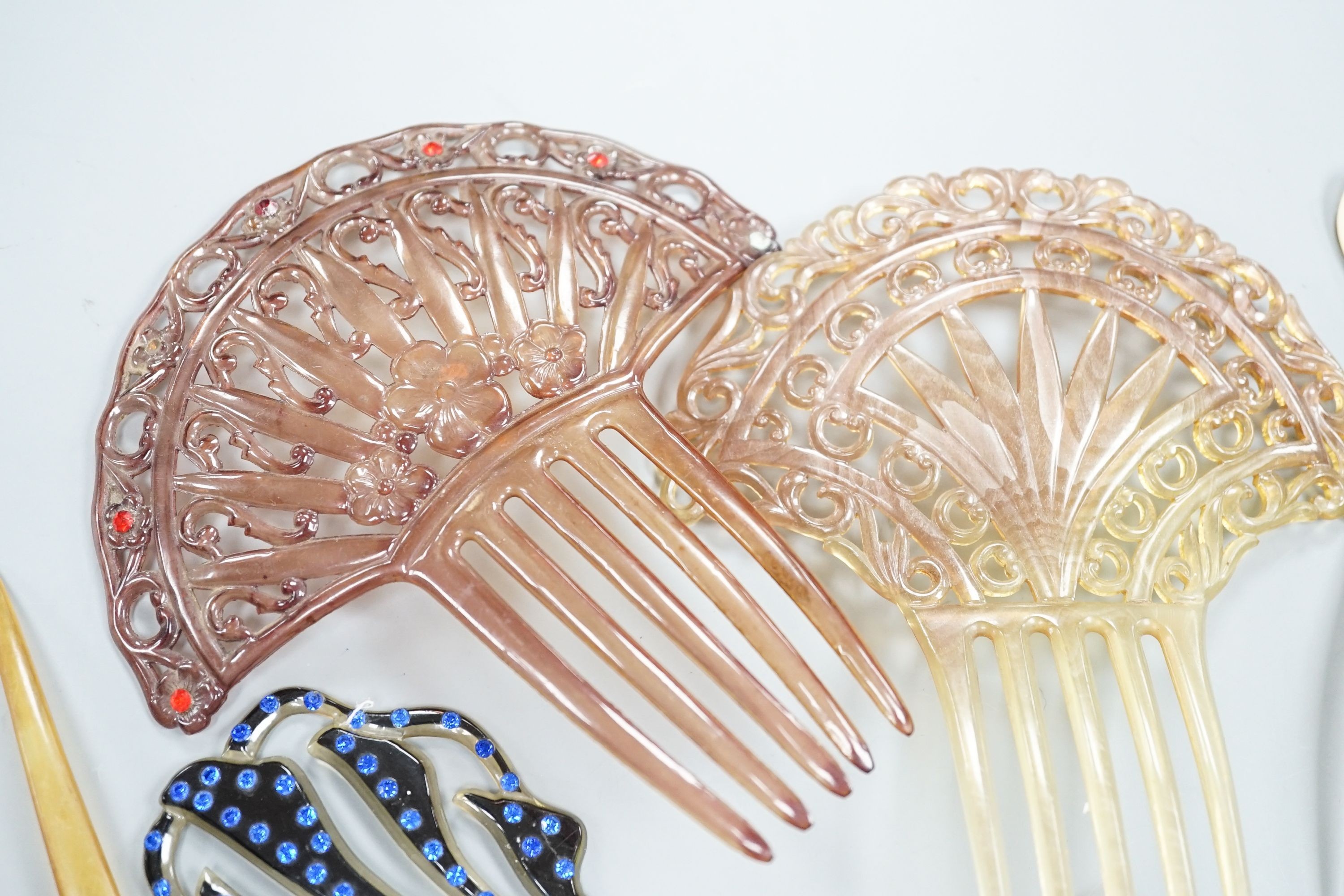 Three paste set hair combs and six others (9)